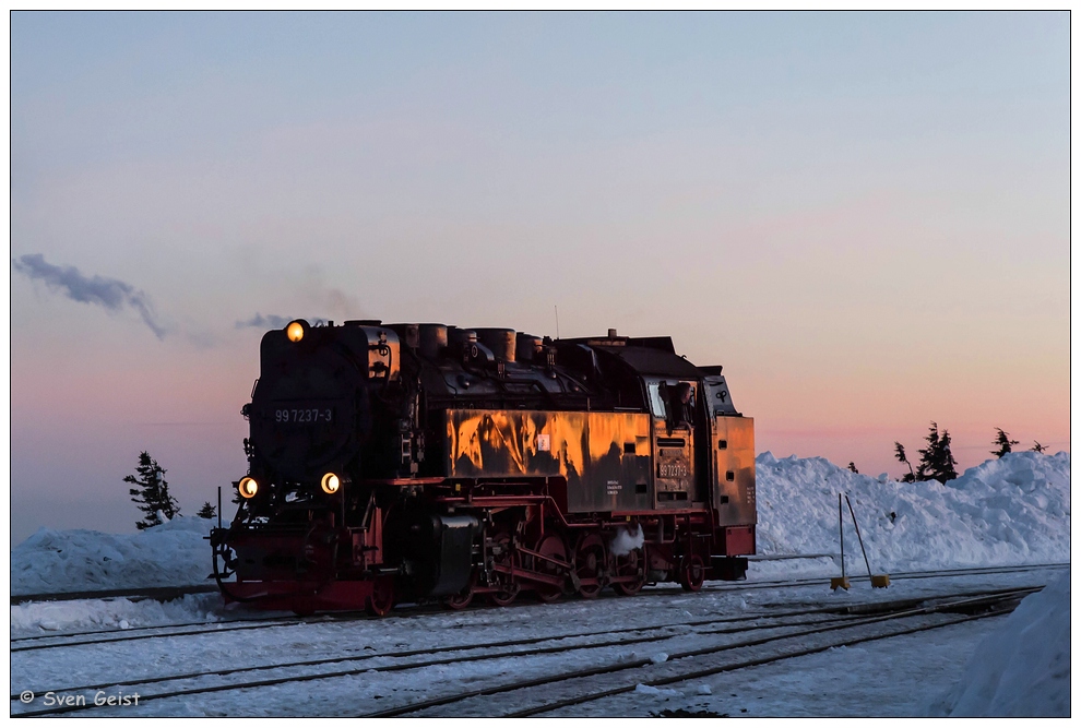 Im goldigen Licht nach Sonnenuntergang auf dem Brocken