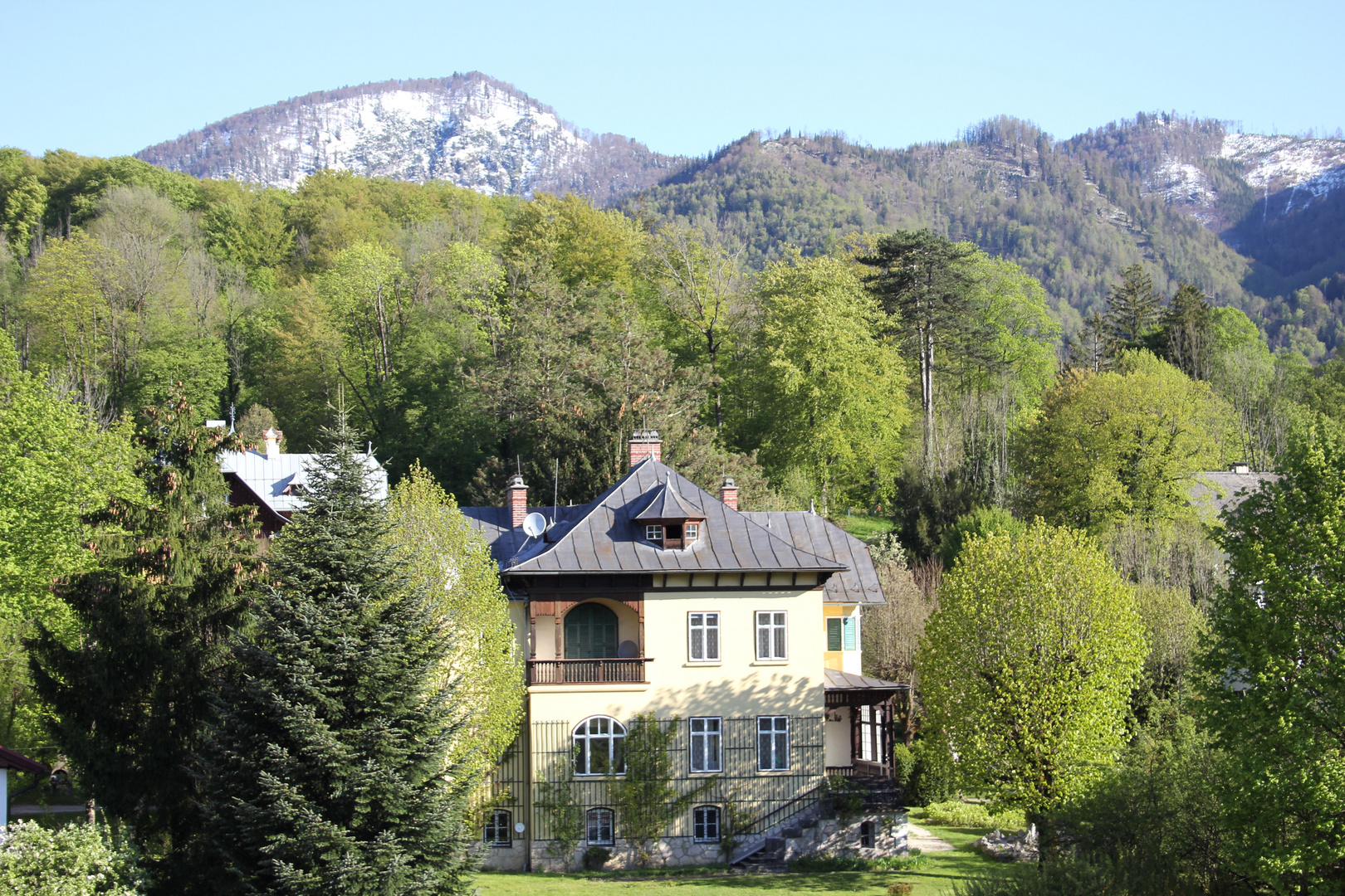 Im Grünen Foto & Bild | bäume, haus, berge Bilder auf ...