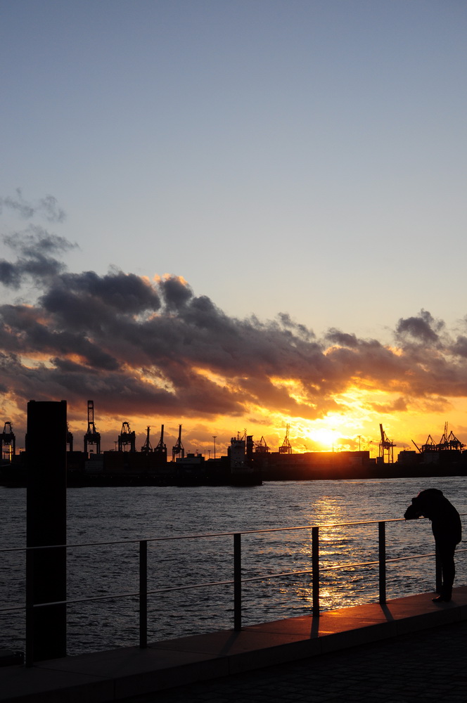 Im Haburger Hafen leuchtet ein Feuer