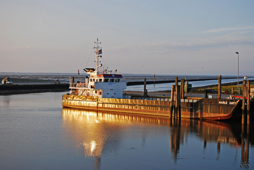 Im Hafen liegendes Schiff in der Abendsonne