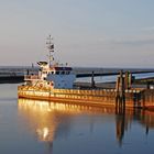 Im Hafen liegendes Schiff in der Abendsonne