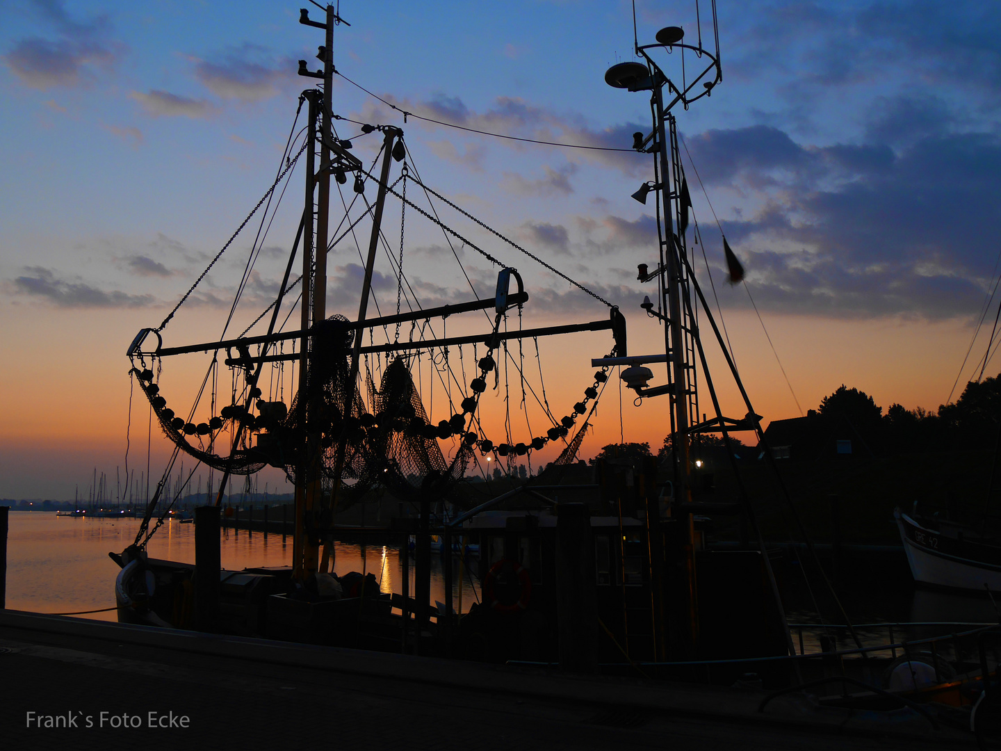 Im Hafen von Greetsiel geht die Sonne auf