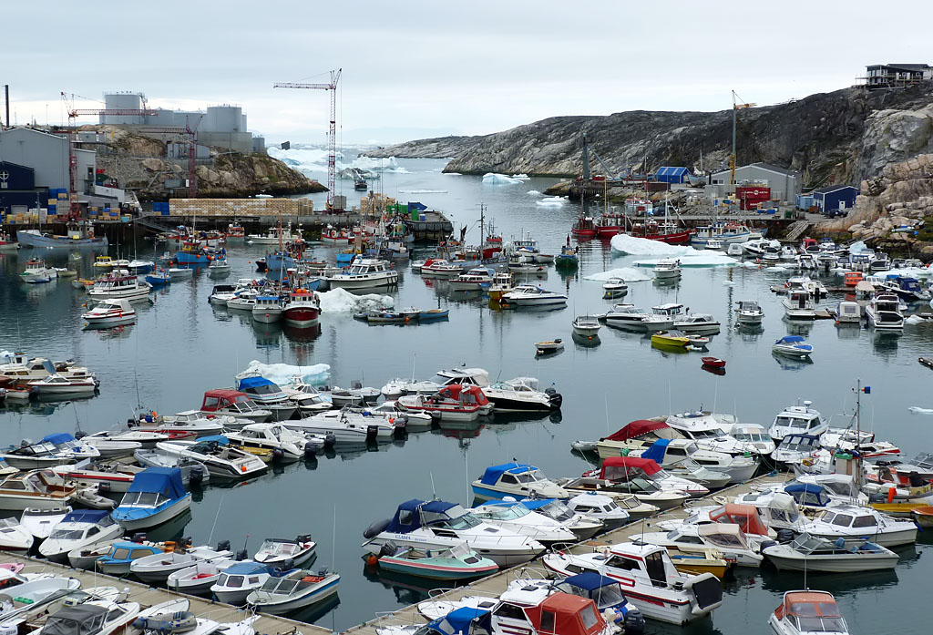 Im Hafen von Ilulissat ...