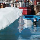 im hafen von ilulissat dümpeln . . .