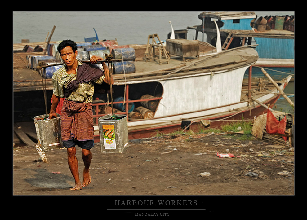 Im Hafen von Mandalay...