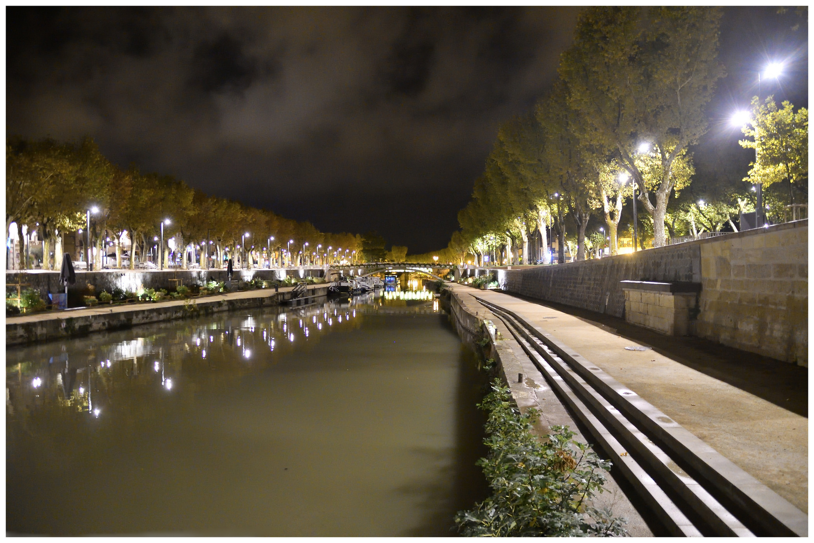 Im Hafen von Narbonne, "Lichter der Großstadt"