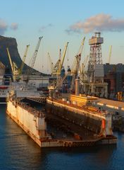 Im Hafen von Palermo geht die Sonne unter