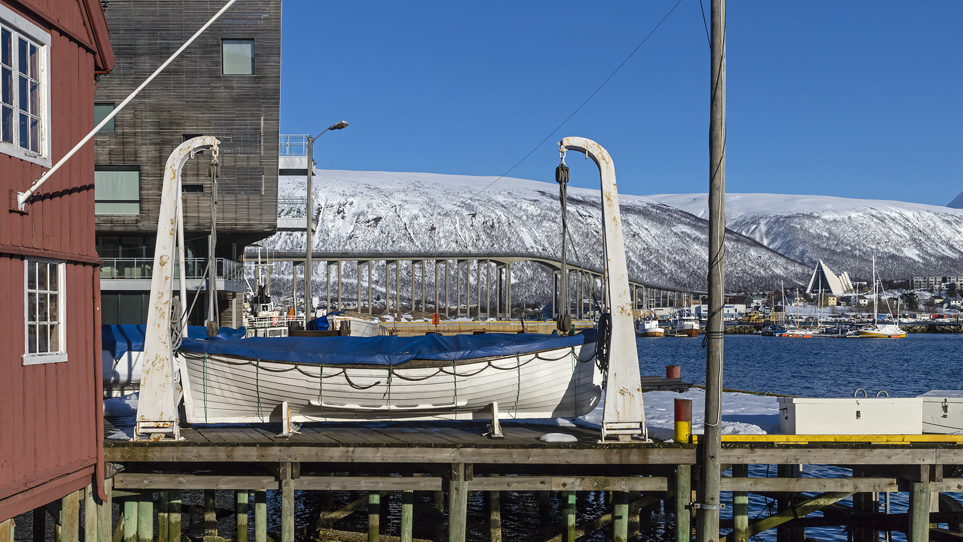 Im Hafen von TROMSÖ: Tromsöbrua mit Eismeerkathedrale