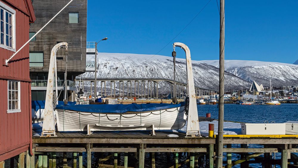 Im Hafen von TROMSÖ: Tromsöbrua mit Eismeerkathedrale