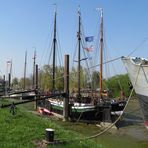 Im Hafen Wischhafen lagen heute lauter Segelschiffe im Schlick !