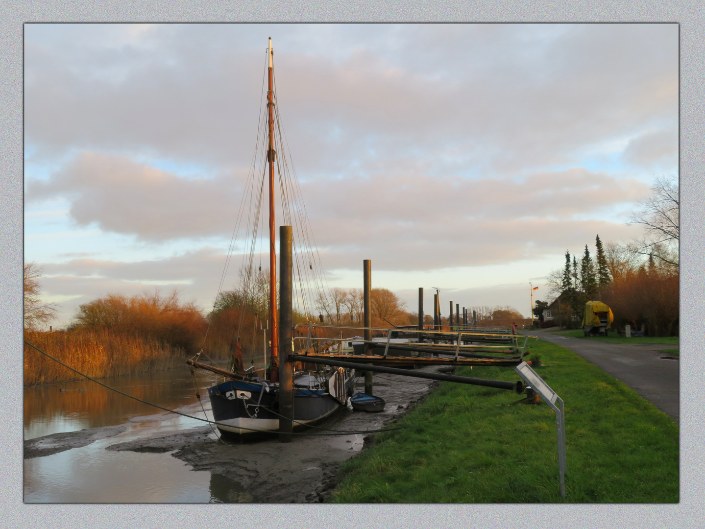 im Hafen Wischhafen stecken die Schiffe im Schlick ...