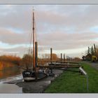 im Hafen Wischhafen stecken die Schiffe im Schlick ...