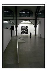 - Im Hamburger Bahnhof zu Berlin ( Detail der Haupthalle ) -