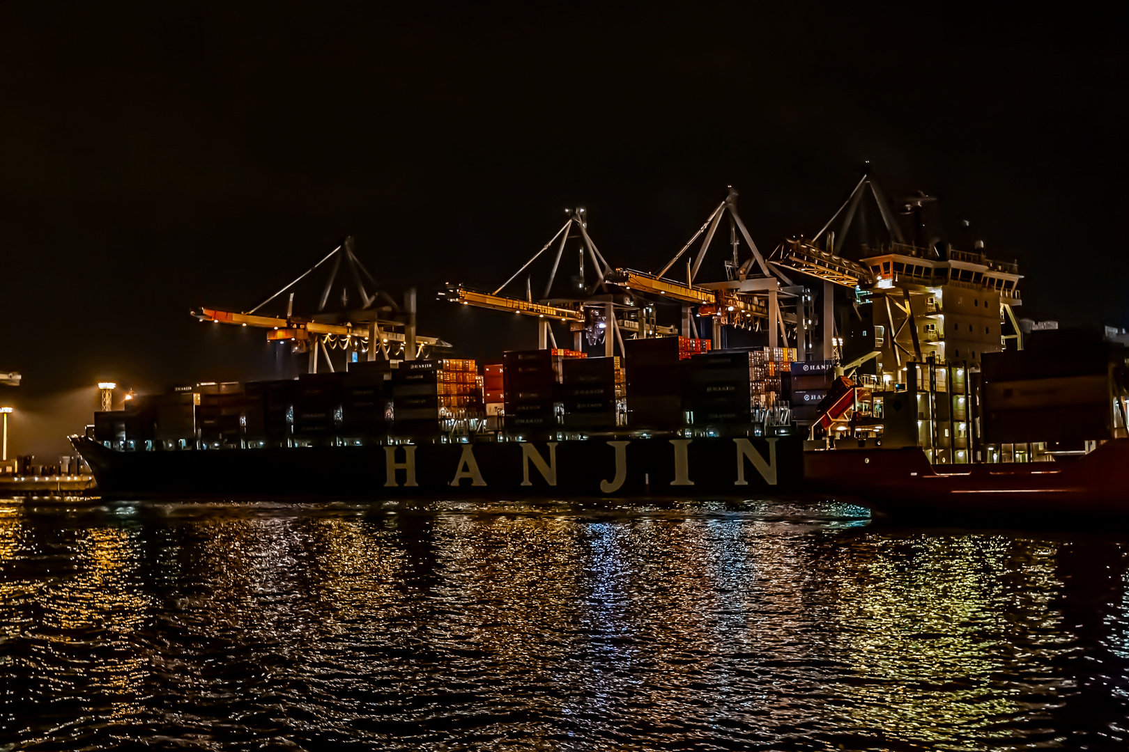 Im Hamburger Hafen um Mitternacht