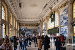 Im Hauptbahnhof von Porto...