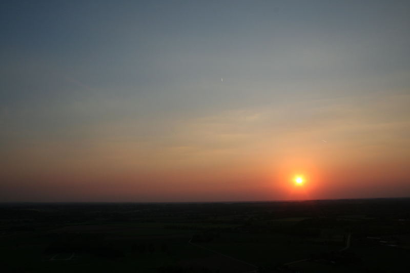 im Heissluftballon dem Sonnenuntergang entgegen