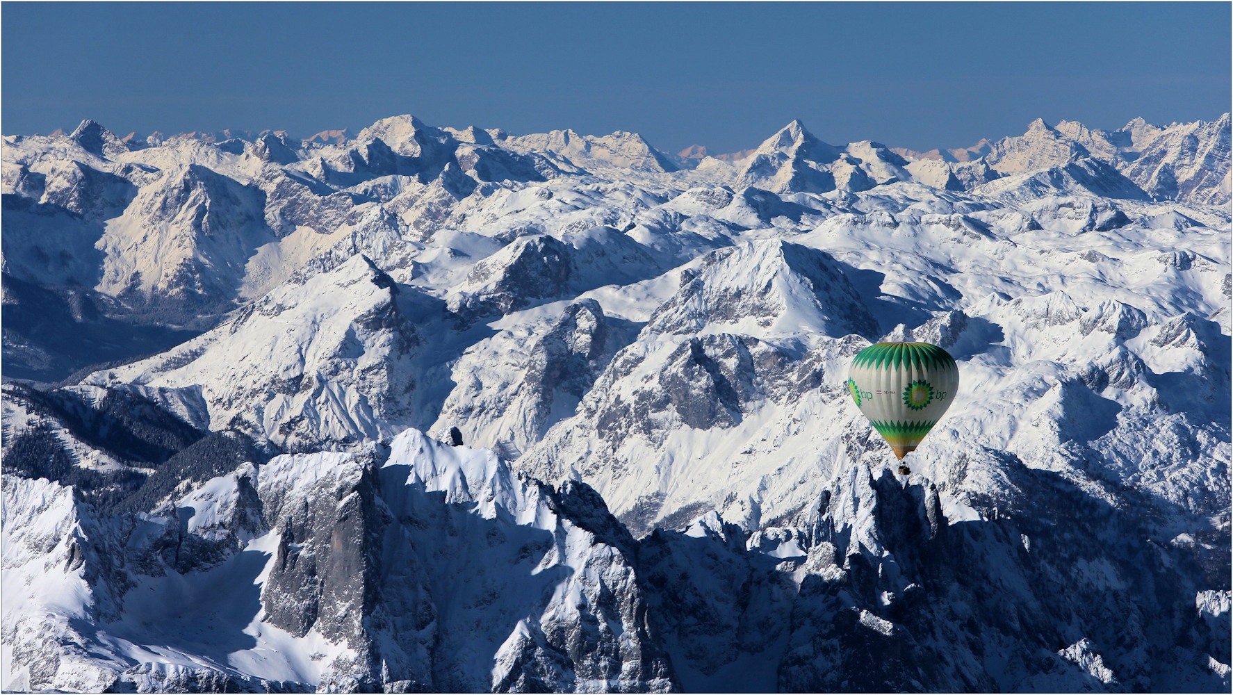 im Heißluftballon über die Alpen