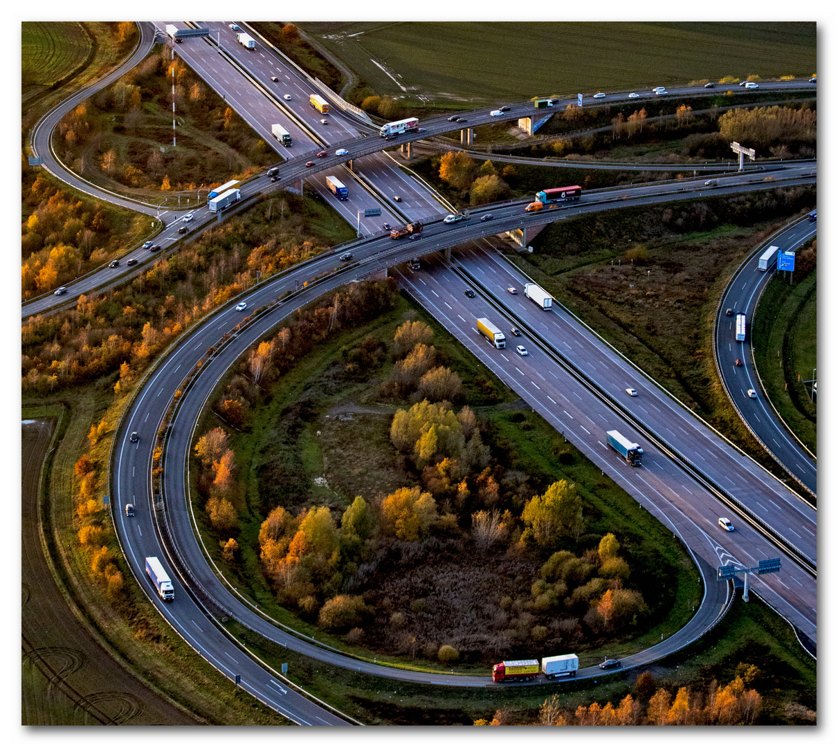 Im Herbst fahren (Autobahndreieck Luftbild, aerial)