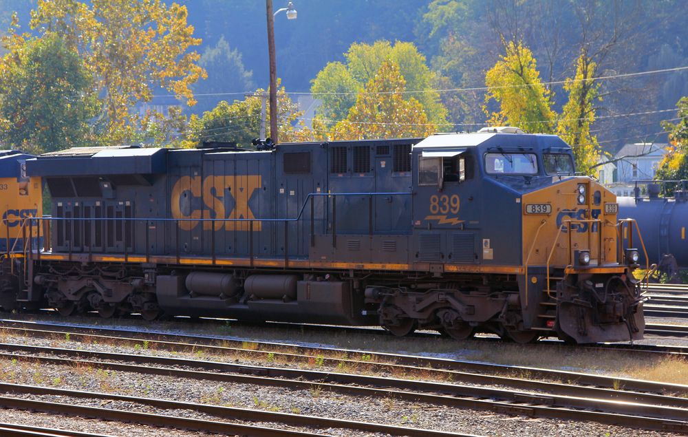 Im herbstlichen Morgenlicht stehende CSX#893, eine moderne ES44AC, Grafton Yard,WV, USA