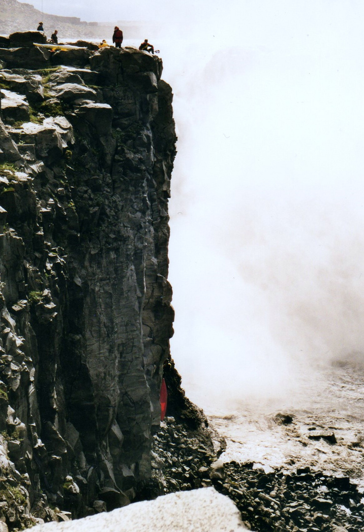 Im Hintergrund der Dettifoss