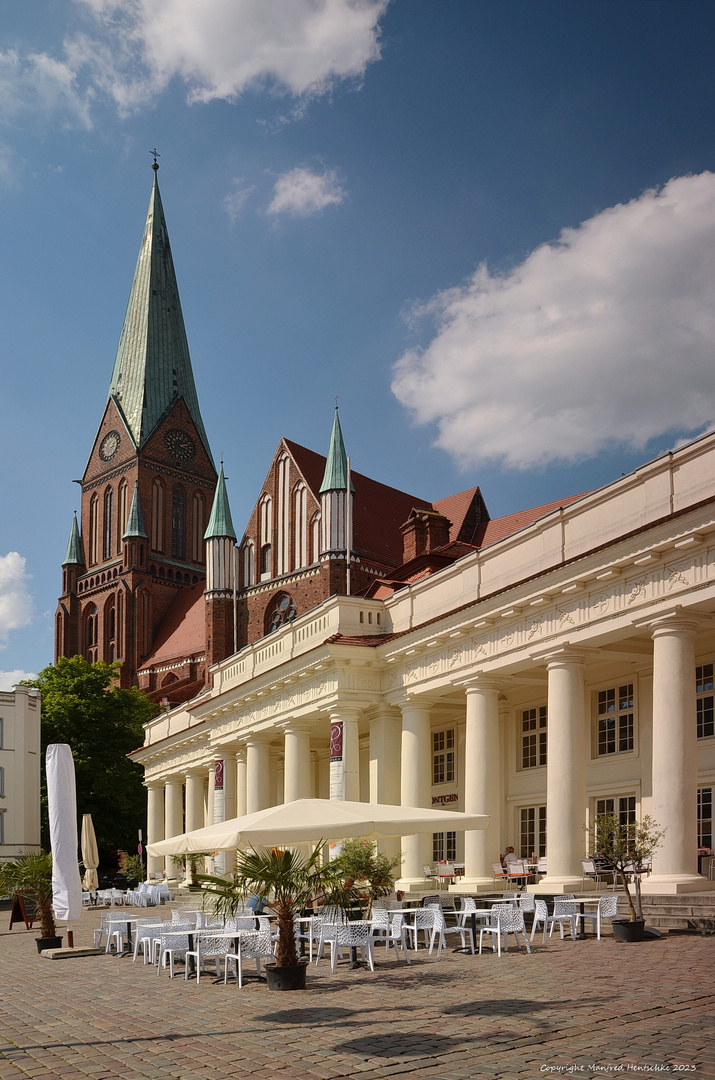 Im Hintergrund der Dom 