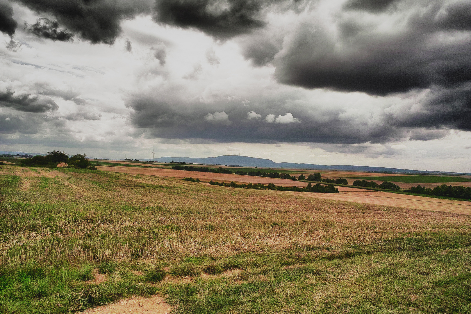 ...im Hintergrund: der Donnersberg