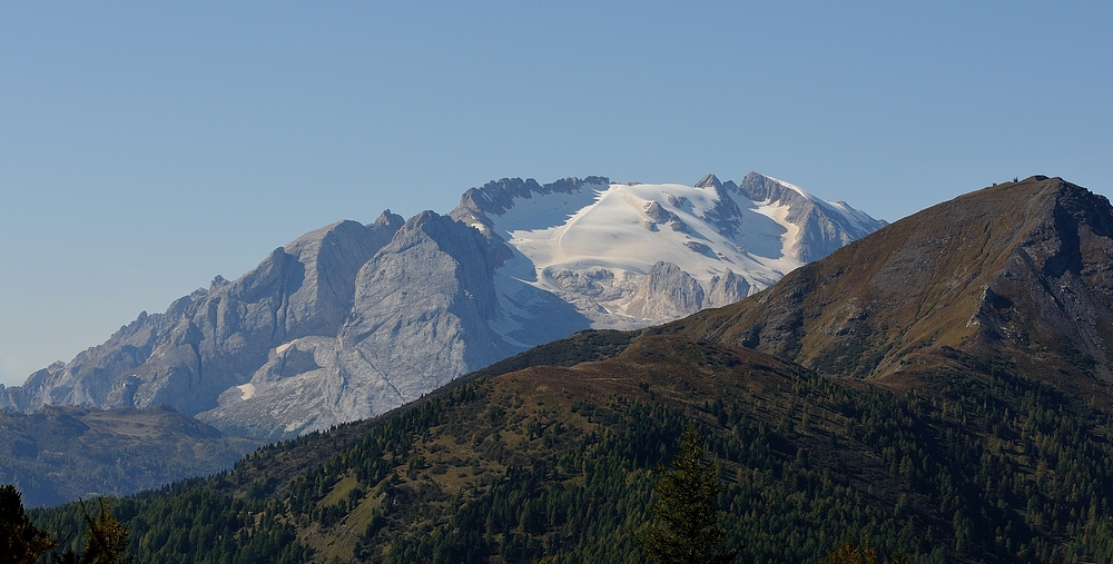 Im Hintergrund der höchste Berg der Dolomiten, die Marmolata (italienisch: Marmolada,..