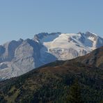 Im Hintergrund der höchste Berg der Dolomiten, die Marmolata (italienisch: Marmolada,..