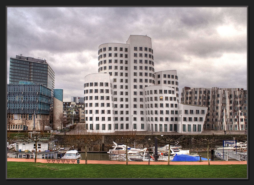 Im Hintergrund: Die Gehry Bauten