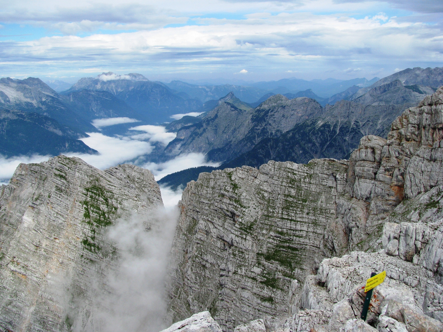 Im Hintergrund die Loferer Steinberge links..