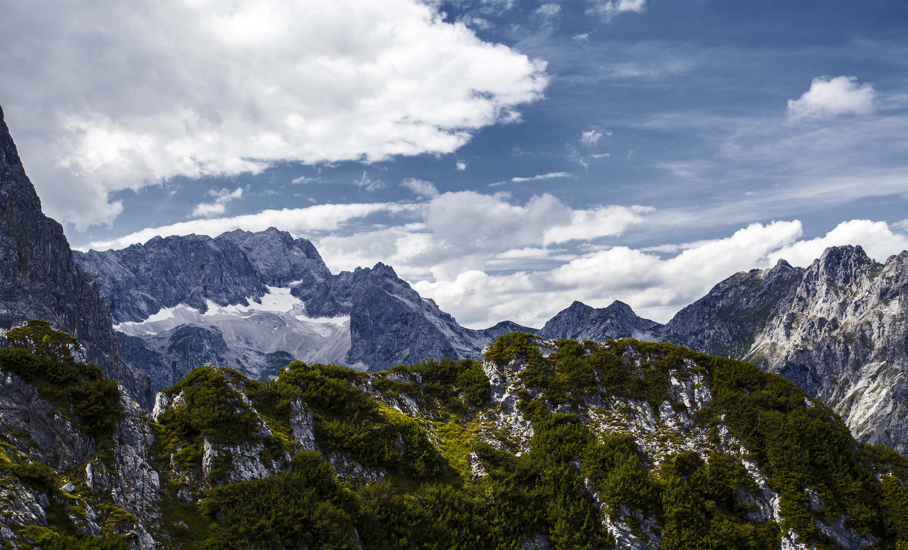 im Hintergrund die Zugspitze