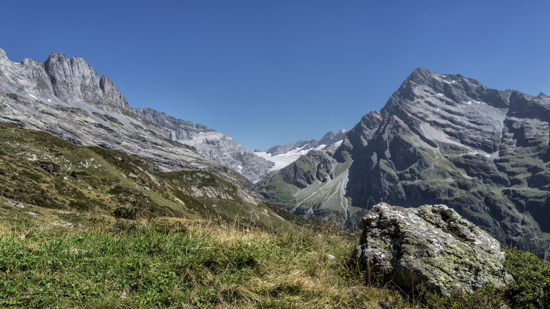 Im Hintergrund ist der Hüfigletscher mit der Hüfihütte SAC 2334 m zu sehen