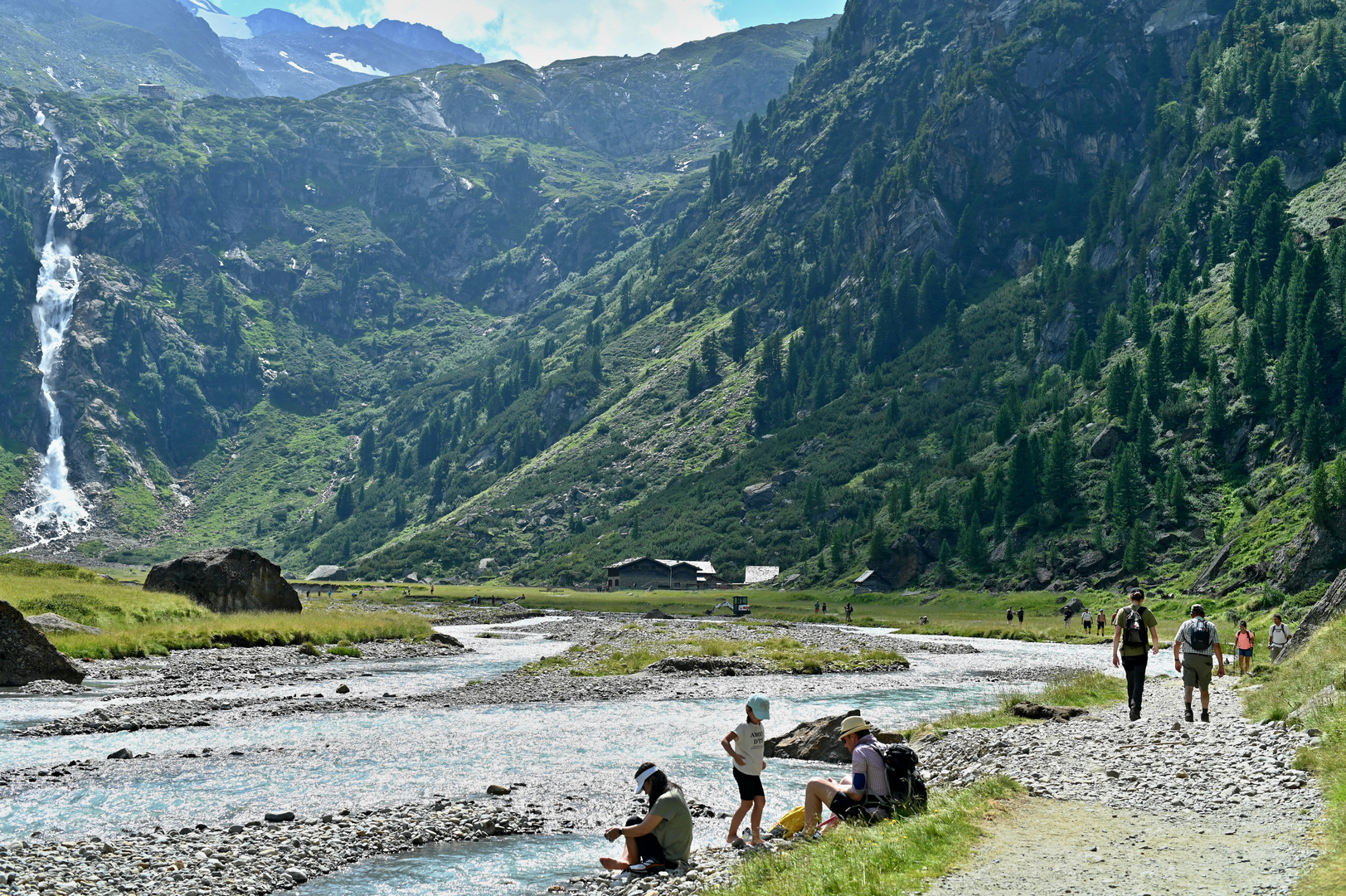 Im Hintergrund sieht man den Sulzenaubach herunterfallen