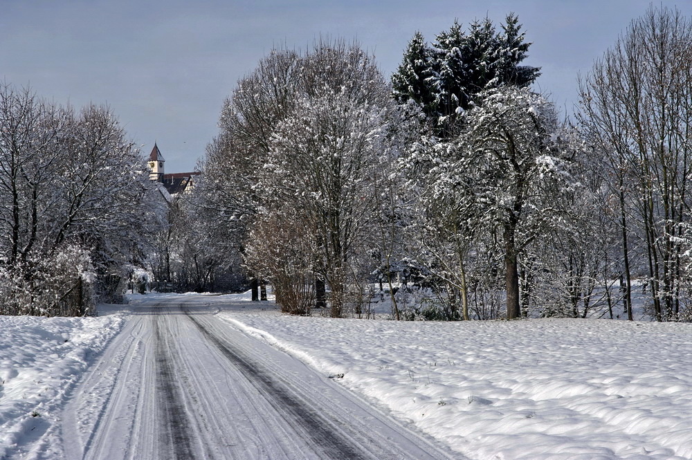 Im Hintergrund unser Dorfkirchlein