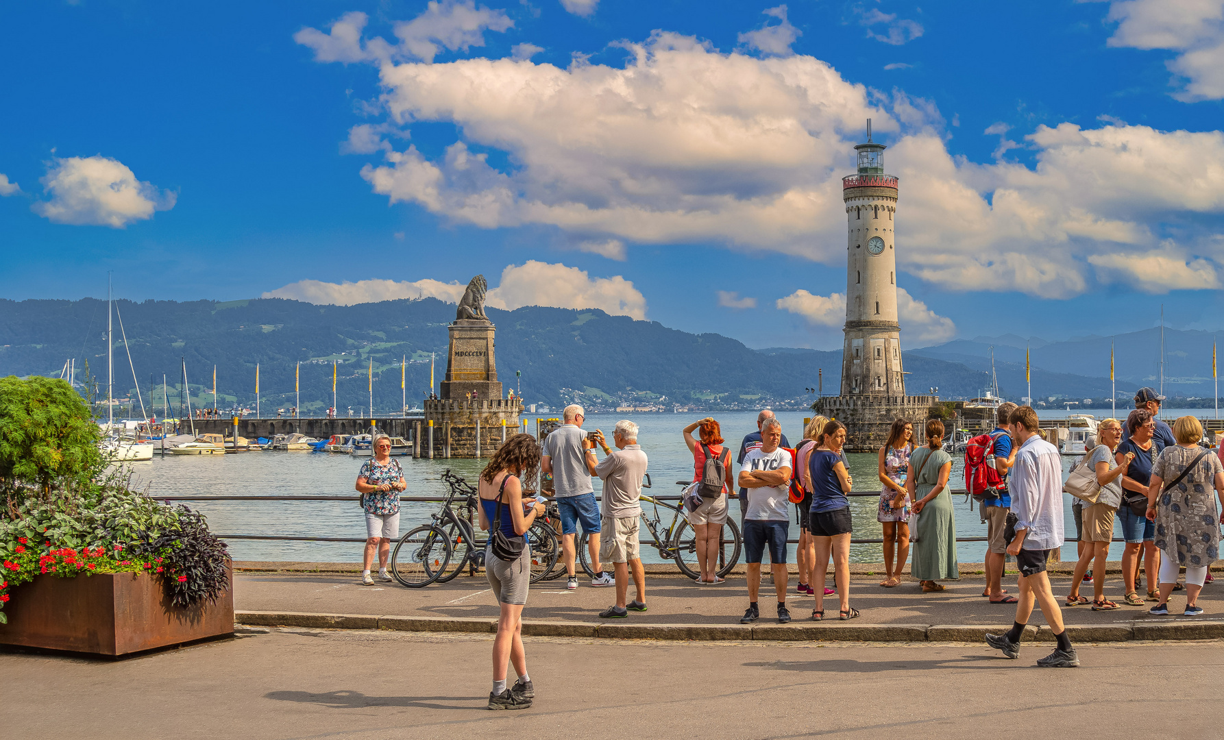  Im Hintergrund zu sehen ist der Leuchtturm von Lindau am Bodensee. 