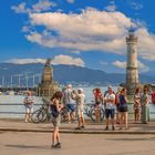  Im Hintergrund zu sehen ist der Leuchtturm von Lindau am Bodensee. 