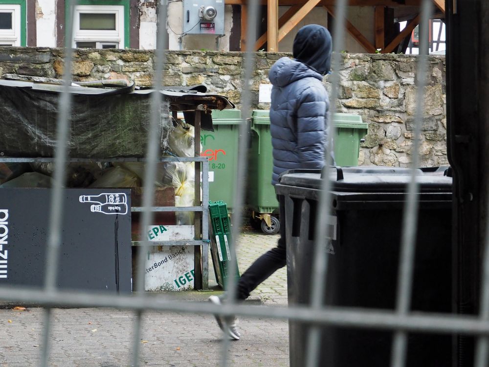 Im Hinterhof Foto & Bild | erwachsene, reportage dokumentation, konzept