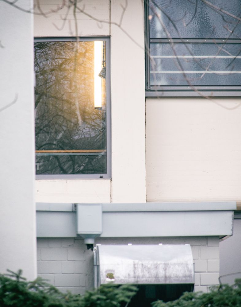 im Hinterhof Foto & Bild | streetfotografie ohne menschen, fenster