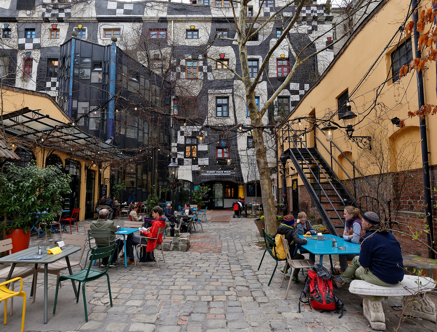 Im Hinterhof von Friedensreich Hundertwasser Regentag Dunkelbunt 