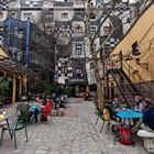 Im Hinterhof von Friedensreich Hundertwasser Regentag Dunkelbunt 