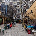 Im Hinterhof von Friedensreich Hundertwasser Regentag Dunkelbunt 