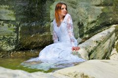 Im Hochzeitskleid im Wasser
