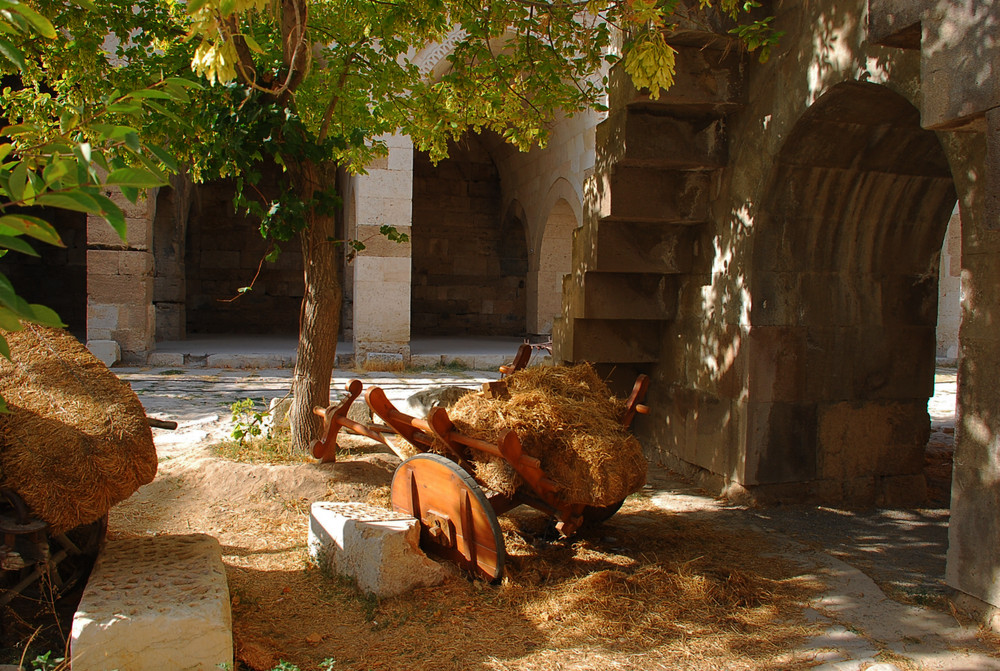 Im Hof der Karawanserei # En el patio del serrallo