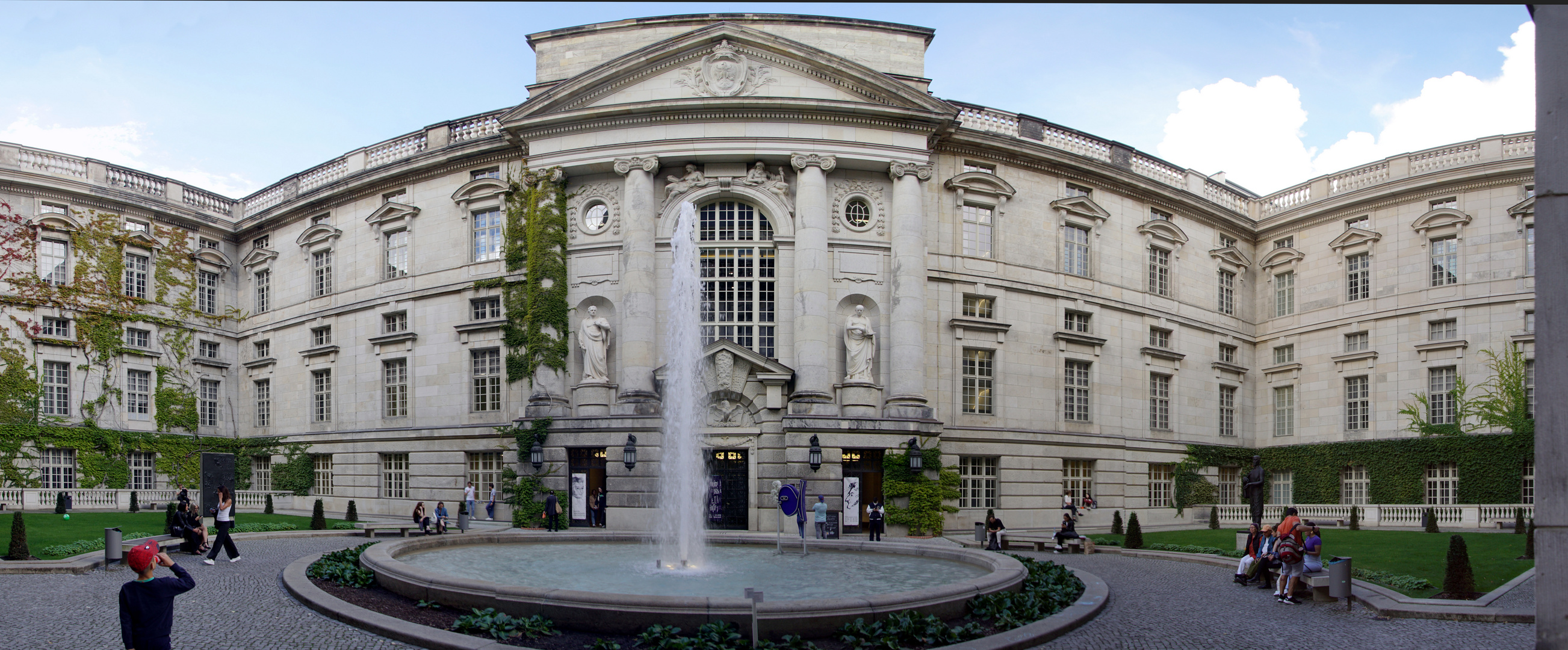 Im Hof der "oberirdischen" Staatsbibliothek