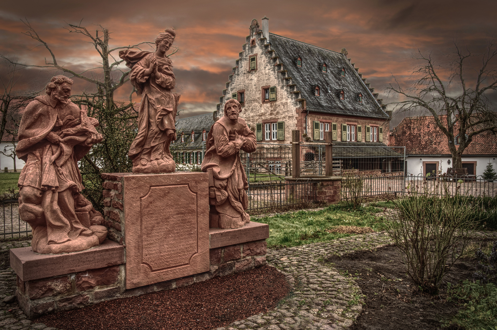 Im Hofgarten der Basilika-Pfarrei St. Marcellinus und Petrus Seligenstadt