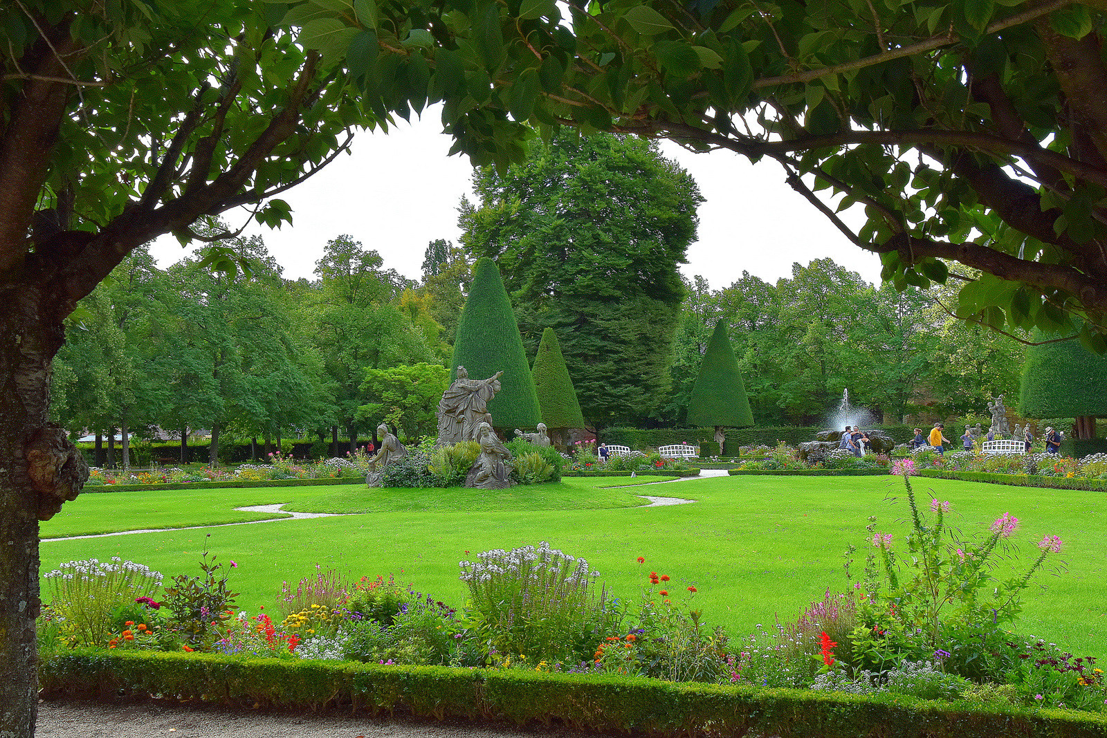 Im Hofgarten der Würzburger Residenz... -2-