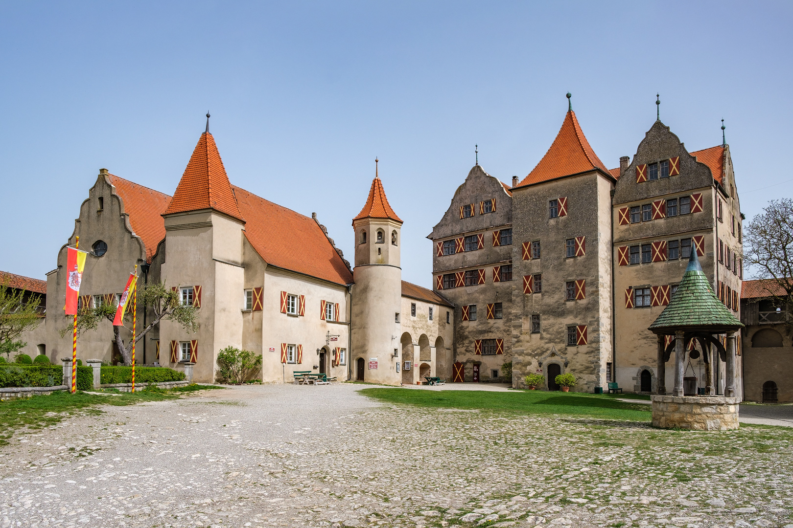 Im Innenhof der Harburg