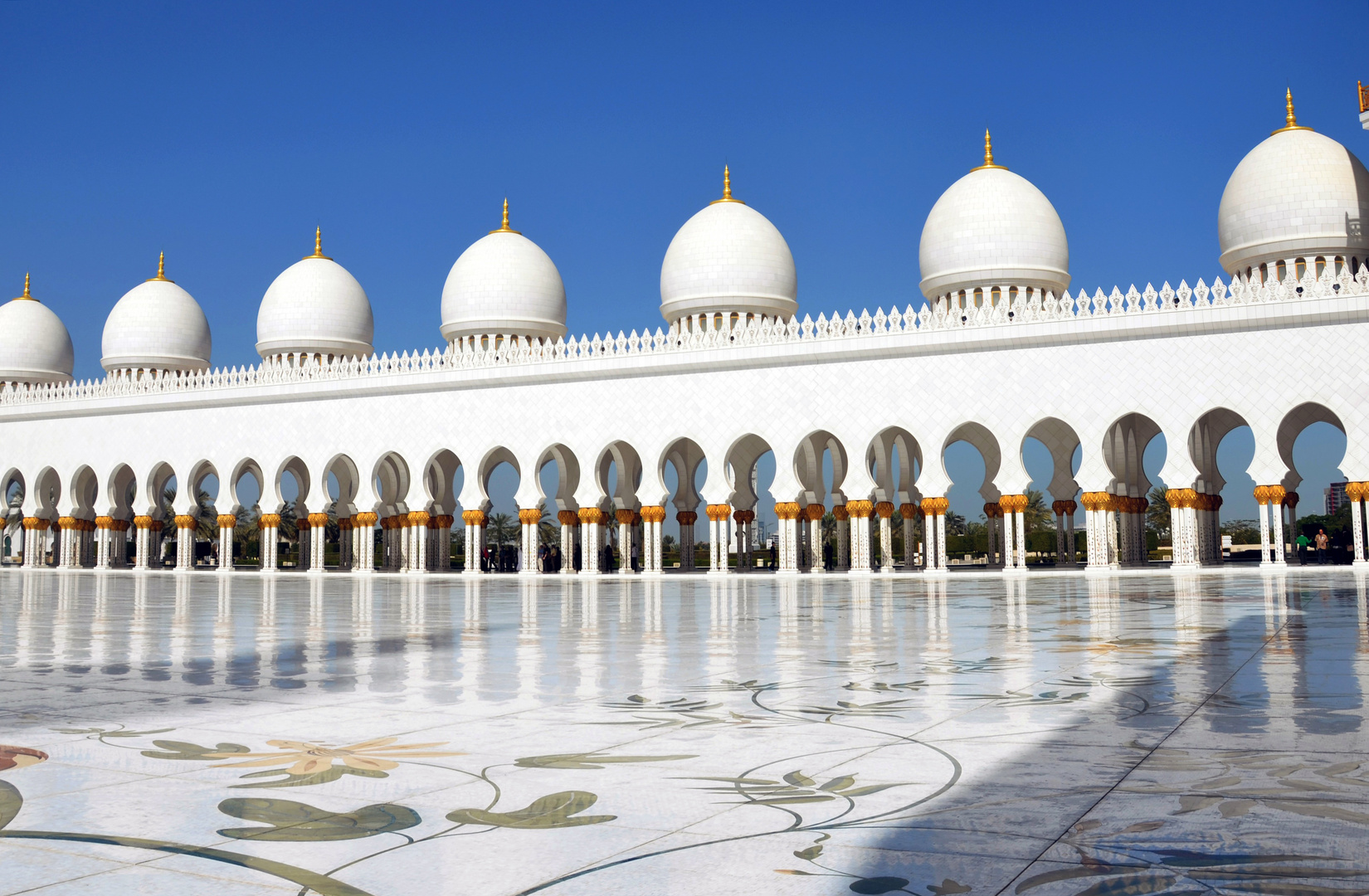 Im Innenhof der prächtigen Scheich-Zayid-Moschee in Abu Dhabi