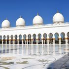 Im Innenhof der prächtigen Scheich-Zayid-Moschee in Abu Dhabi