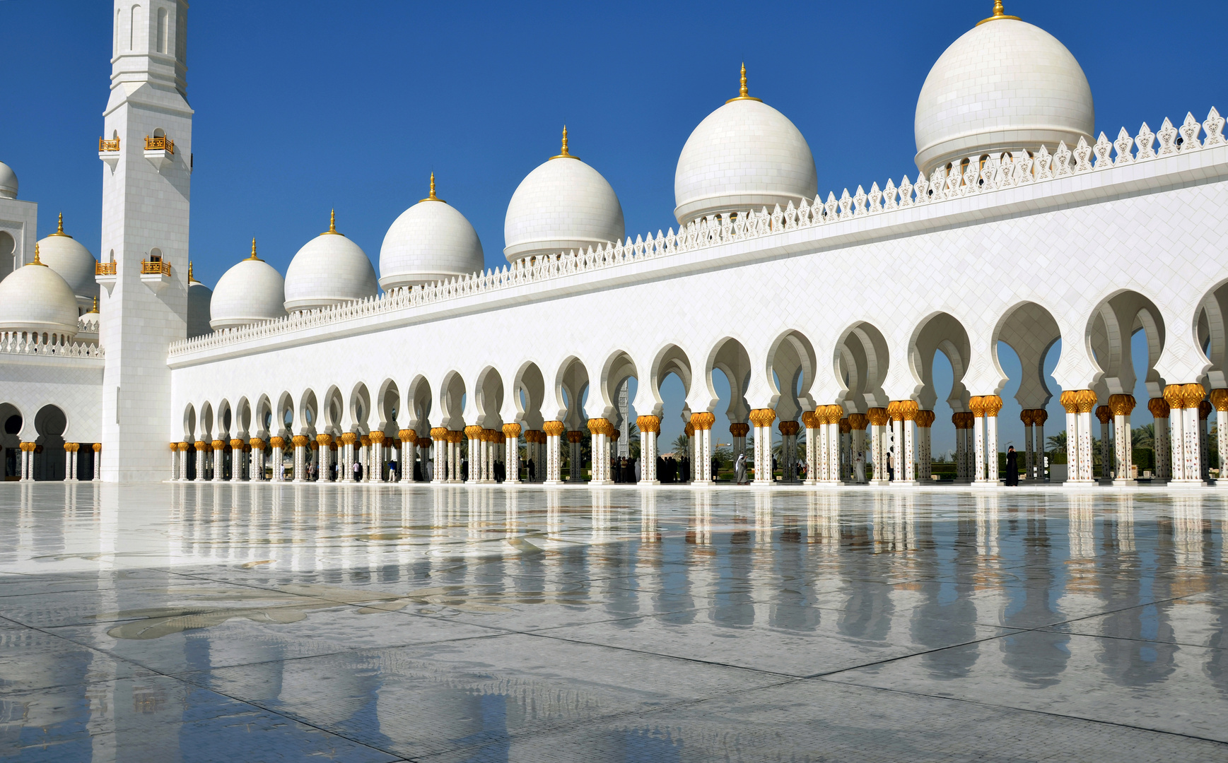 Im Innenhof der Scheich-Zayid-Moschee in Abu Dhabi